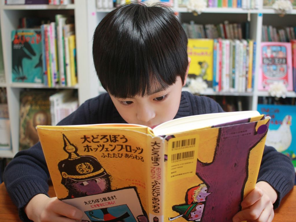 読書に熱中する生徒さん